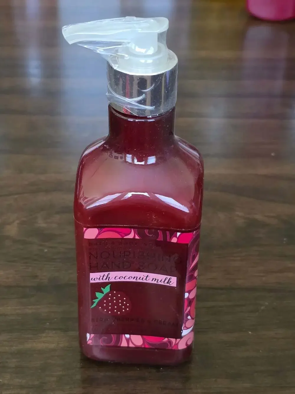 New Bath & Body Works Nourishing Hand Soap Strawberries & Cream with Coconut Mil